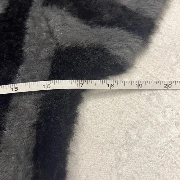 Olivaceous Black & Grey Cropped Short Sleeveve Sweater, size Mediumm, BNWT! - Picture 4 of 4